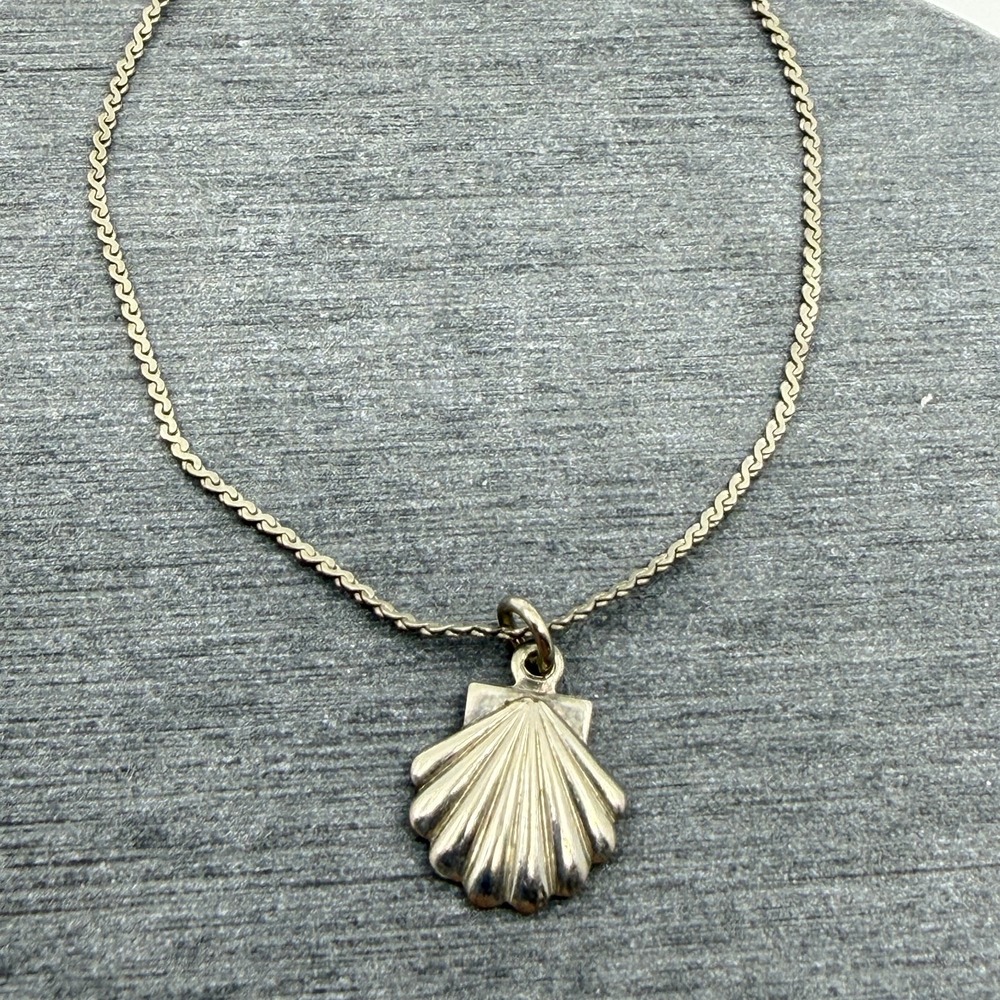 Y2K Dainty Seashell Pendant Necklace Silver Tone Coastal Beach Jewelry Gift